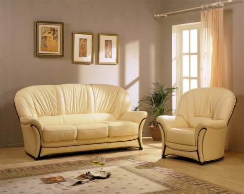 кремовый кожаный диван в интерьере